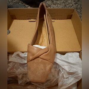 NWT Clarks Tilmont Dalia Tan Flats with Twisted Strap